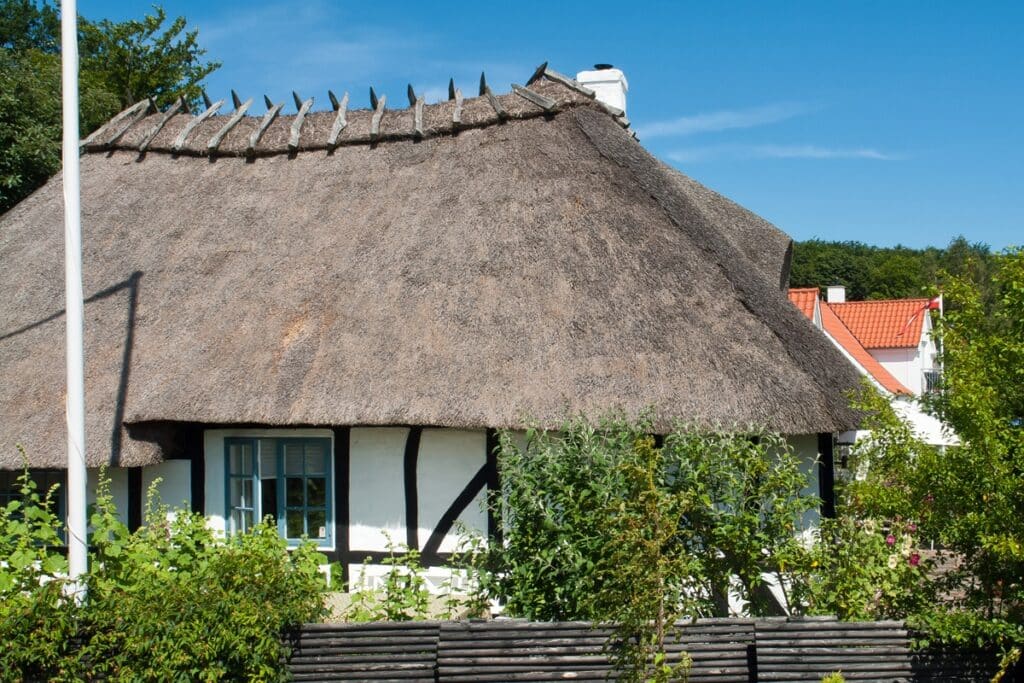 maison traditionnelle danoise au toit de chaume