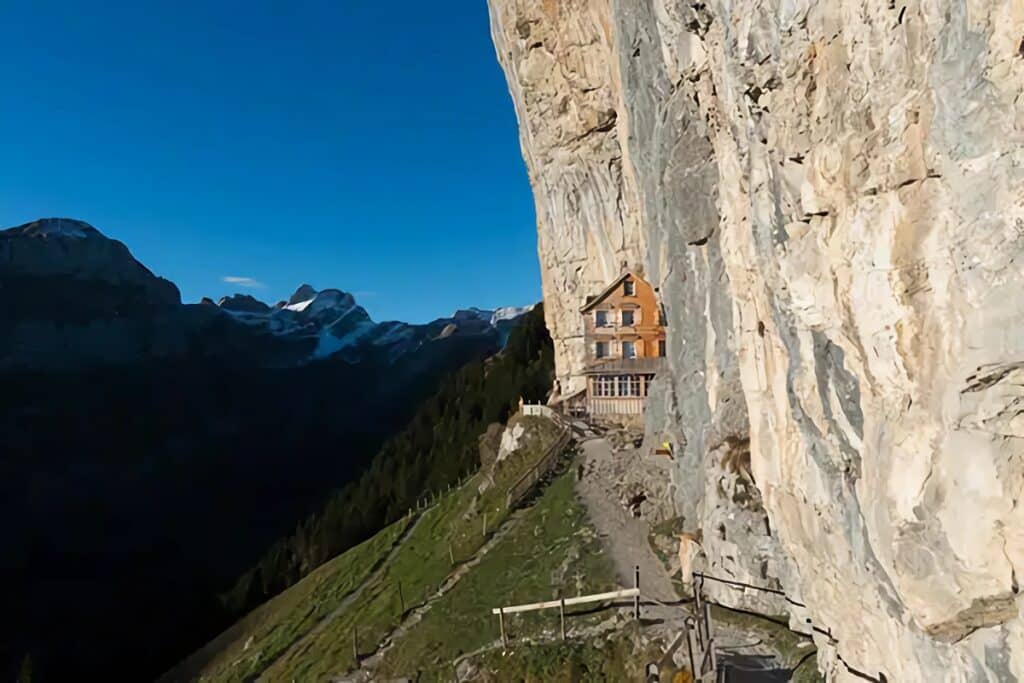 Maison au bord d'une falaise