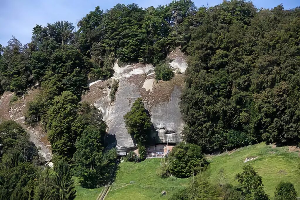 maison troglodyte en Suisse