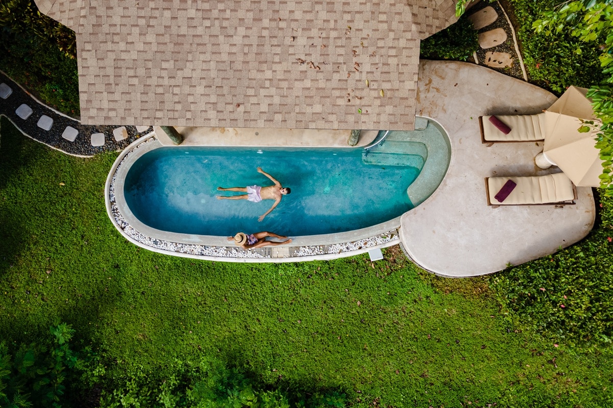piscine enterrée dans un jardin vue du dessus