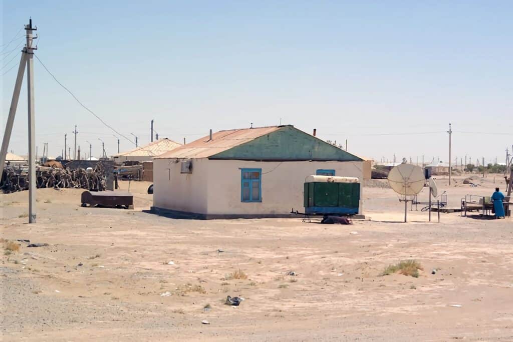 maison rurale au toit de tôle au Turkménistan