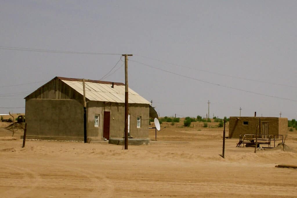 maisons rurales à Darvaza au Turkménistan