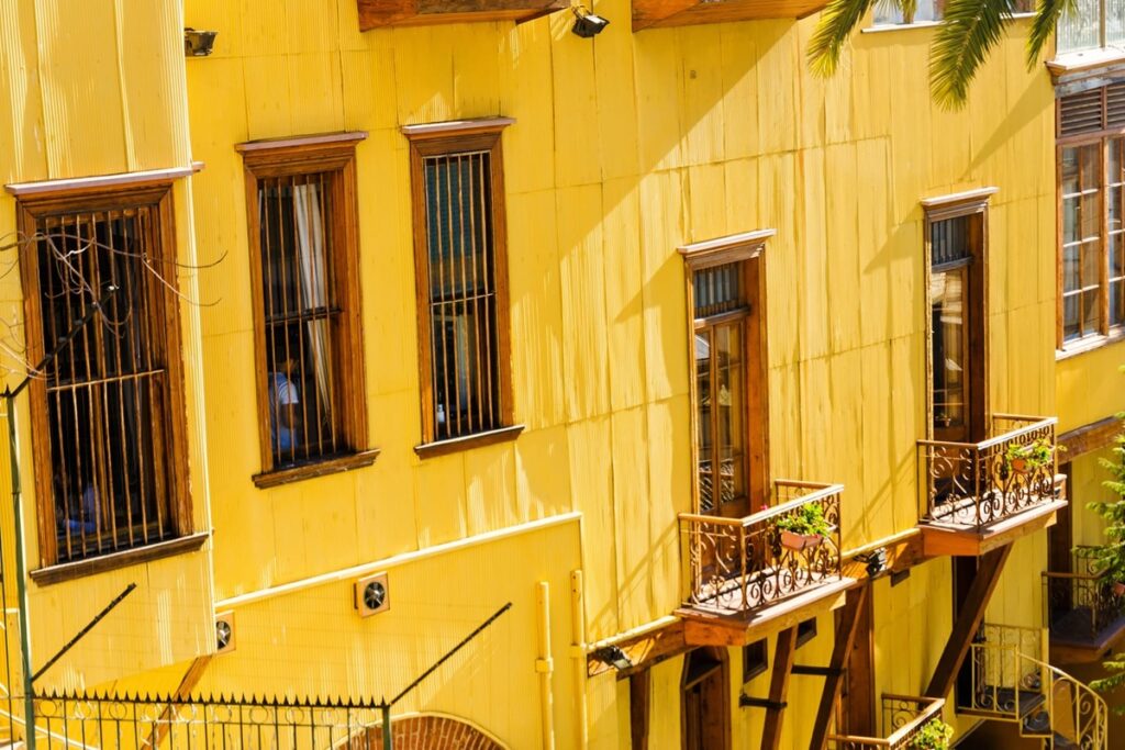 bardage en tôle jaune