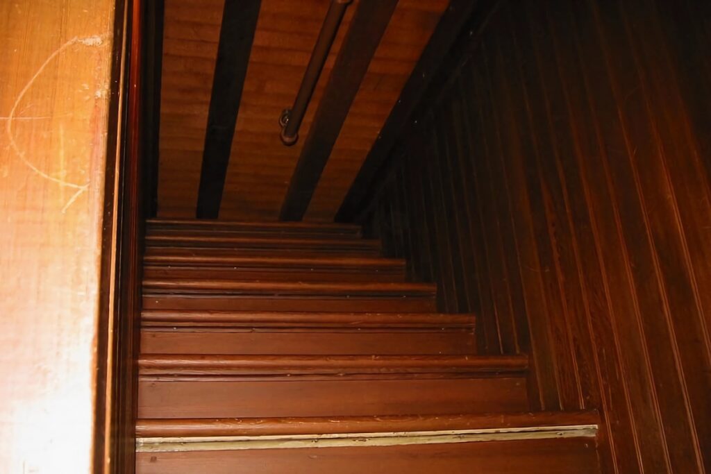 escalier qui ne mène nul part