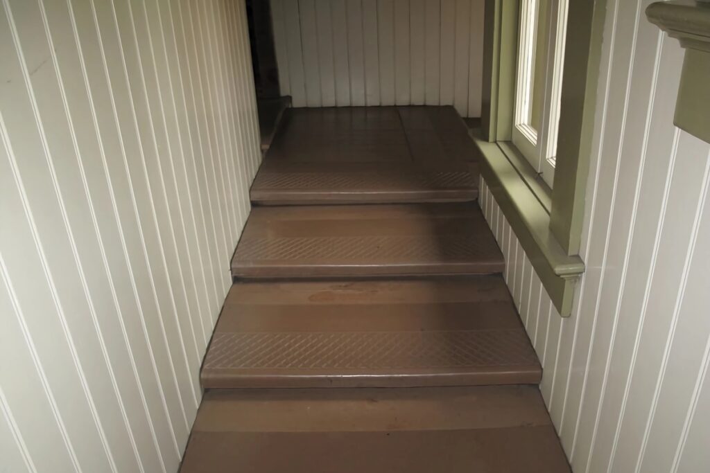 escalier qui ne mène nul part