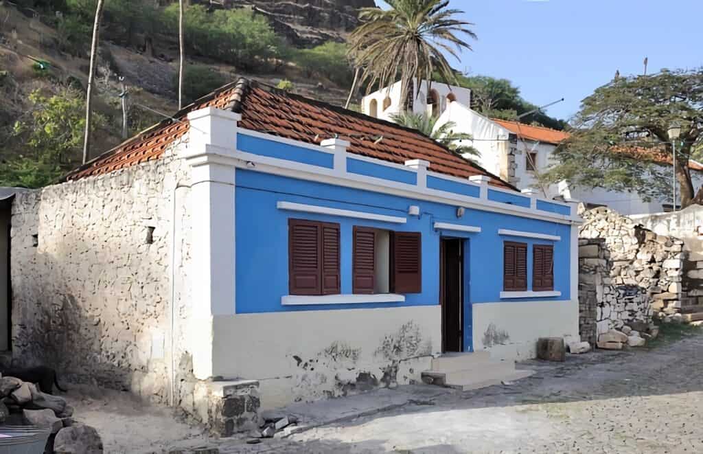 petite maison coloniale bleue et blanche au Cap-Vert