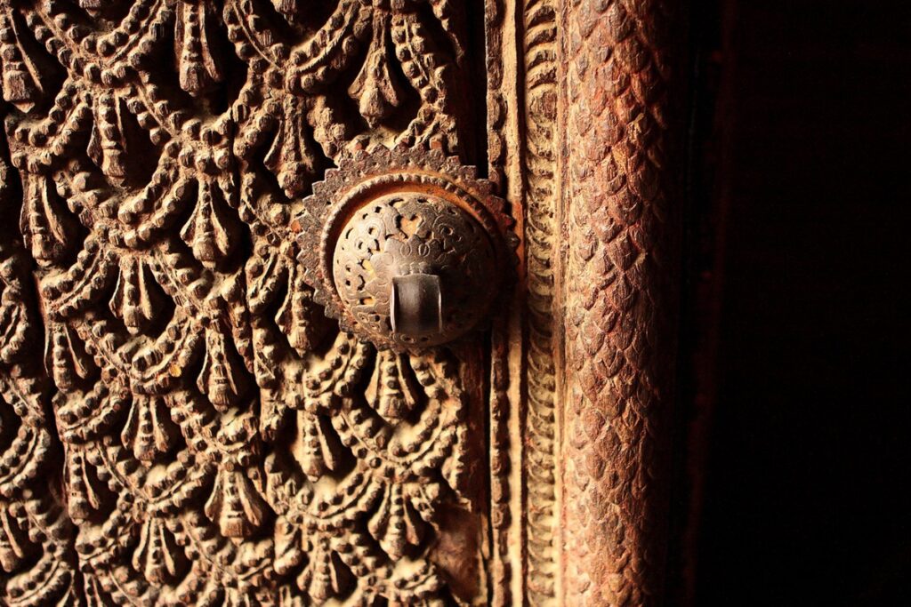 porte en bois sculptée au Népal