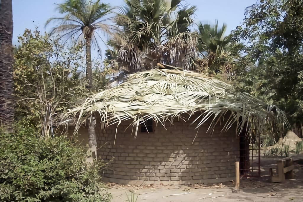 hutte en brique de boue en Gambie