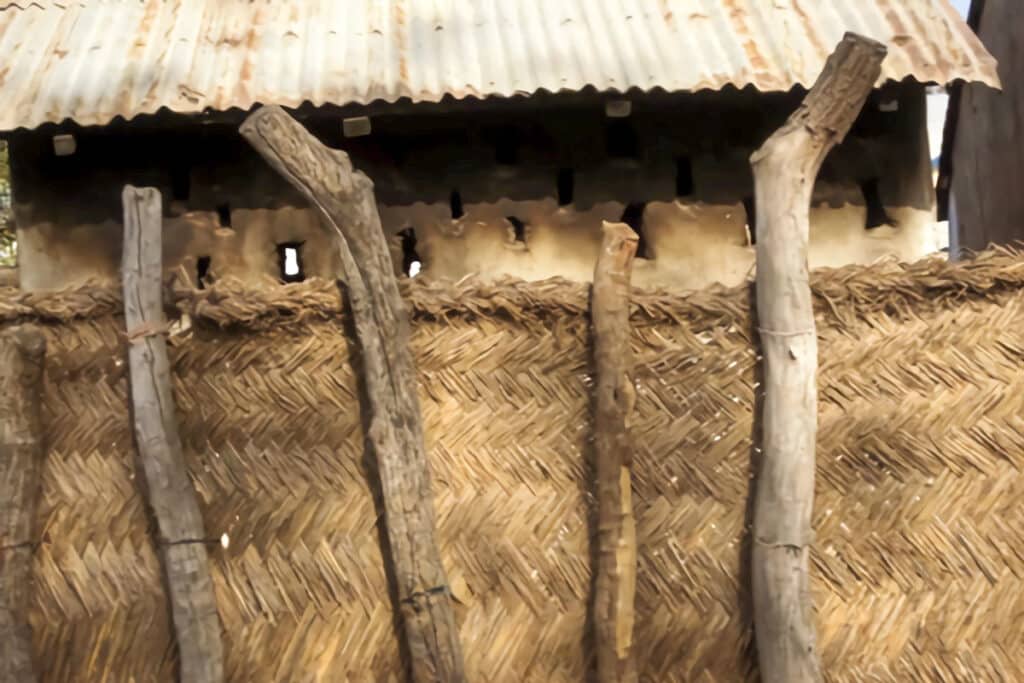 toit de tôle d'une maison rurale en Gambie