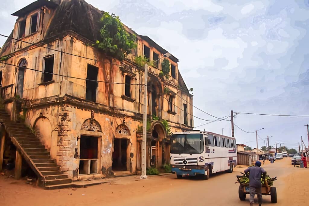 maison coloniale ruinée à Grand Bassam