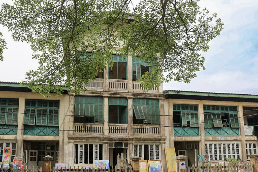 maison coloniale à persiennes à Grand Bassam