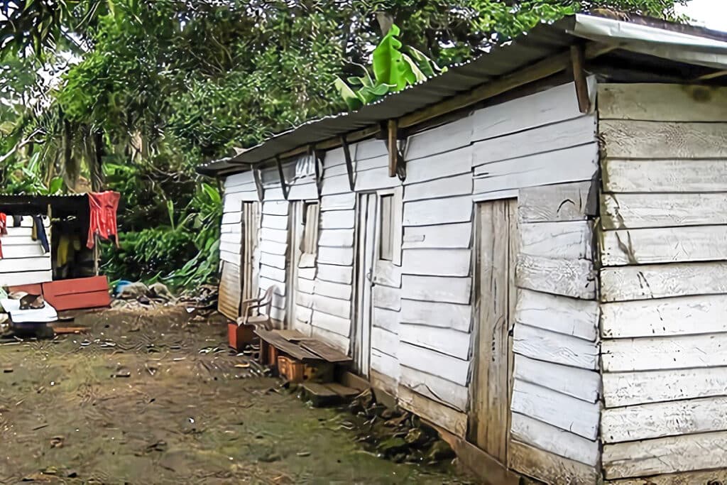 maison rurale en bois en Guinée Équatoriale
