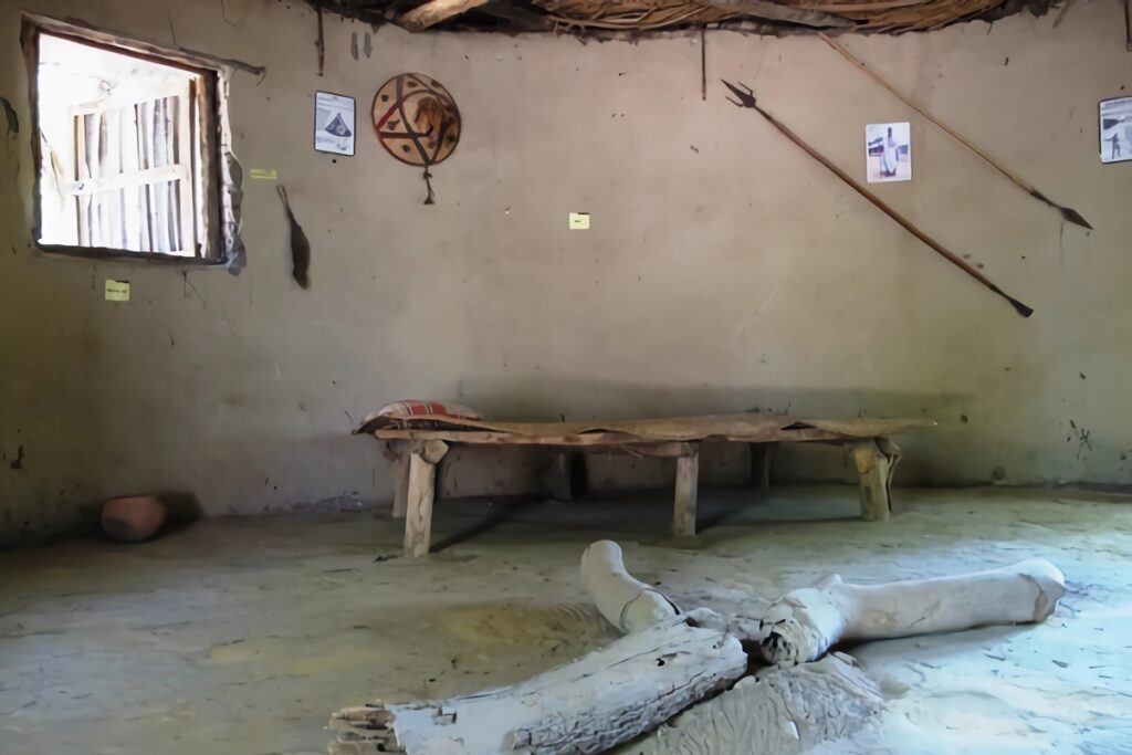 intérieur hutte traditionnelle mandingue