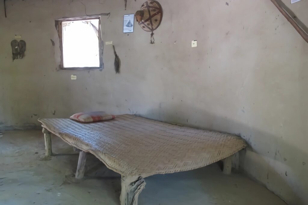 intérieur hutte traditionnelle mandingue