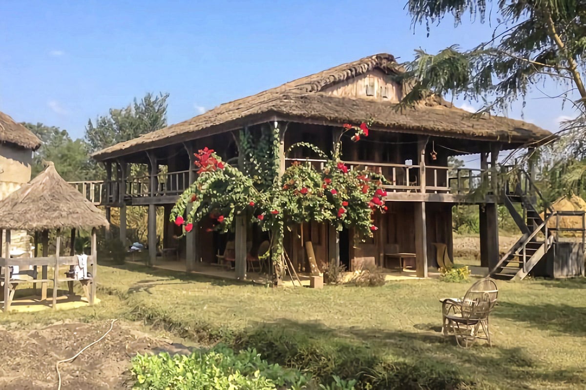 maison en bois sur pilotis au Népal