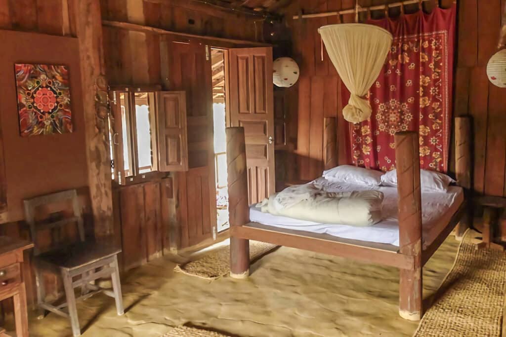 intérieur maison en bois népalaise