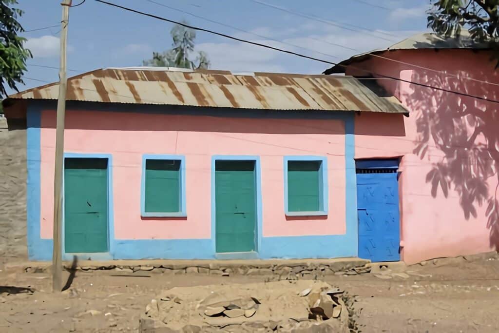 maison colorée au toit de tôle à Aksoum