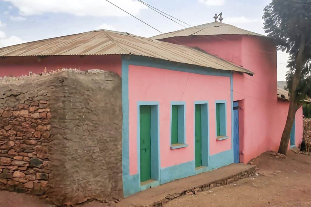 maison rose à Aksoum