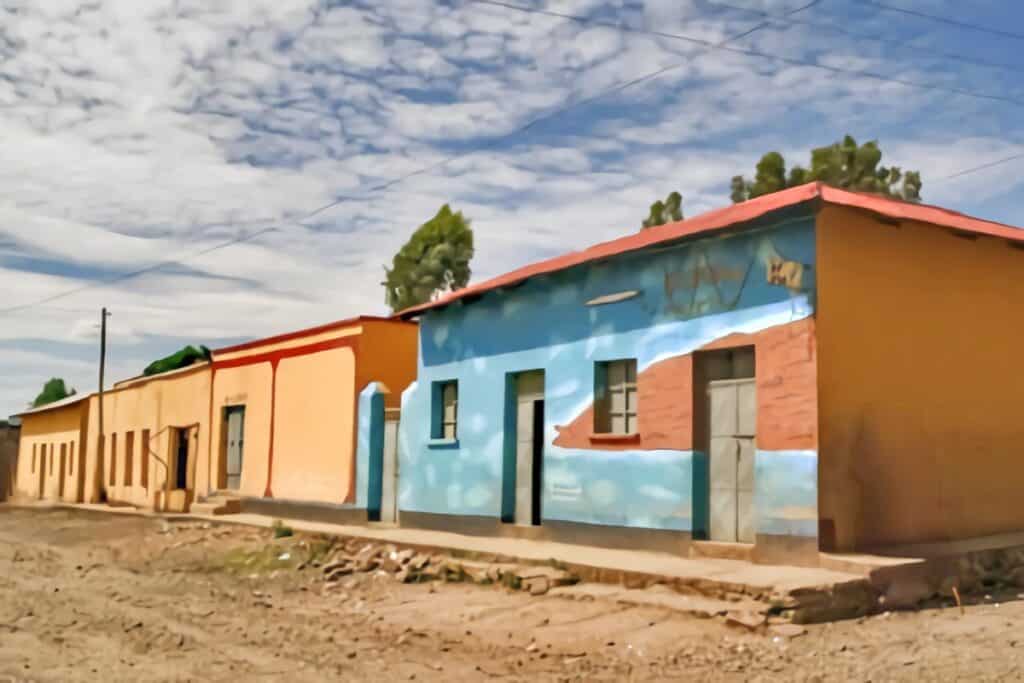 rue d'aksoum bordée de maisons colorées