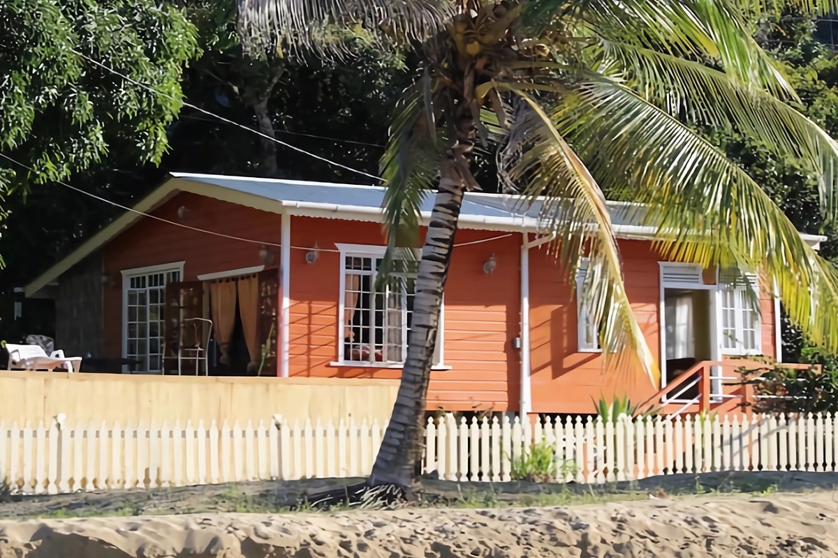 Maison de plage en bois colorée et typique de Trinité-et-Yobago