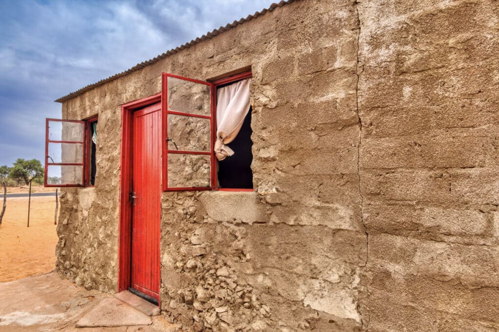 maison rurale au toit de tôle au Botswana