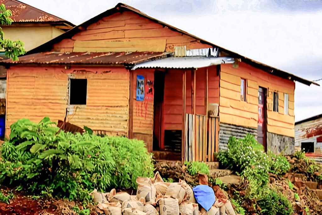 maison colorée en bois et tôle sur l'île de Bioko