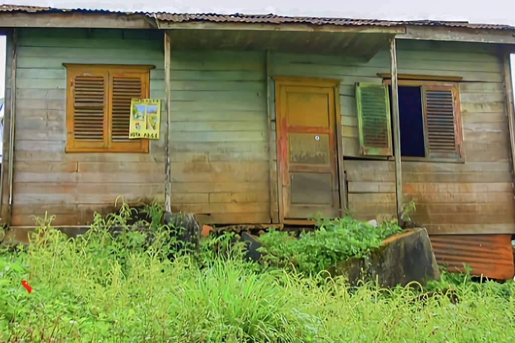 maison en bois et tôle sur l'île de Bioko
