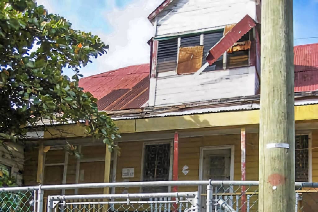 maison coloniale endommagée à Belize City
