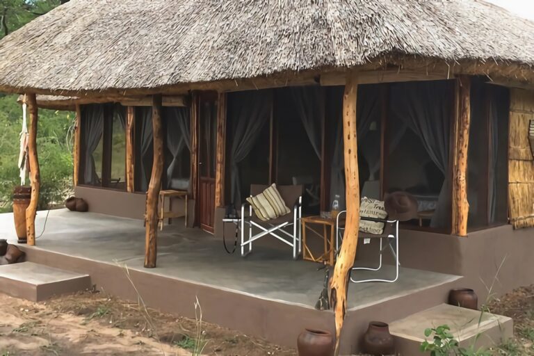 maison toit de chaume à malama