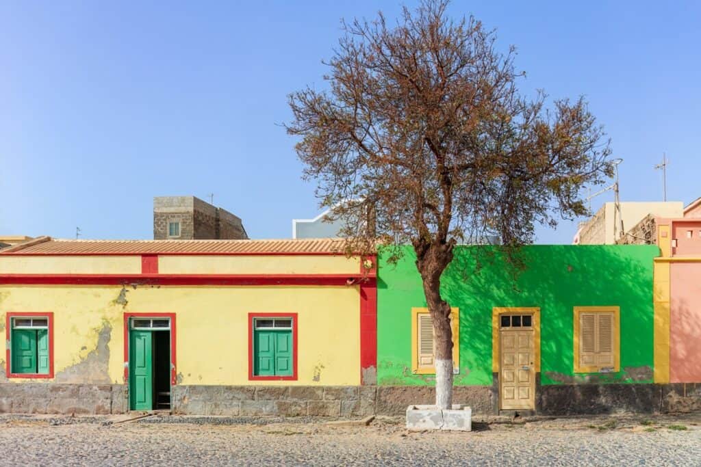 Petites maisons coloniales à Sal Rei sur l'île de Boa Vista