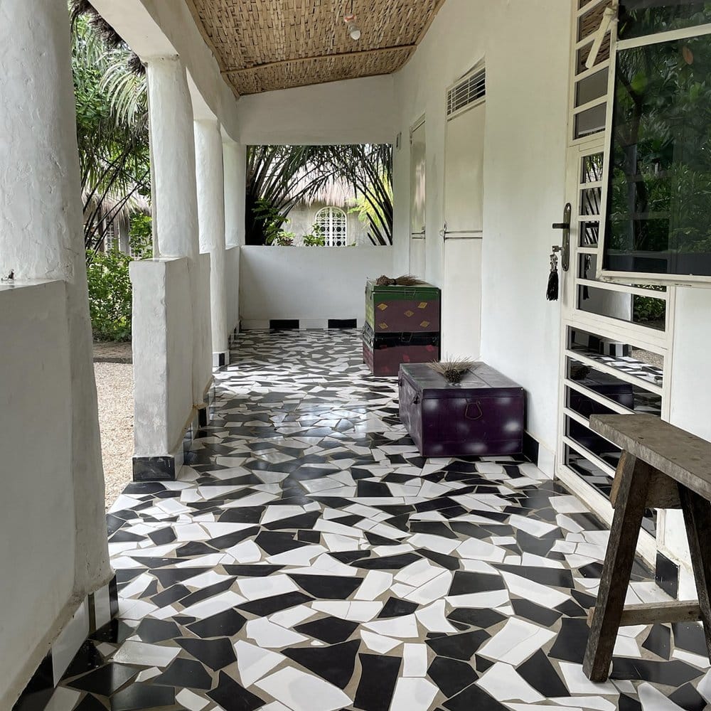 entrée de la maison avec carrelosge au sol