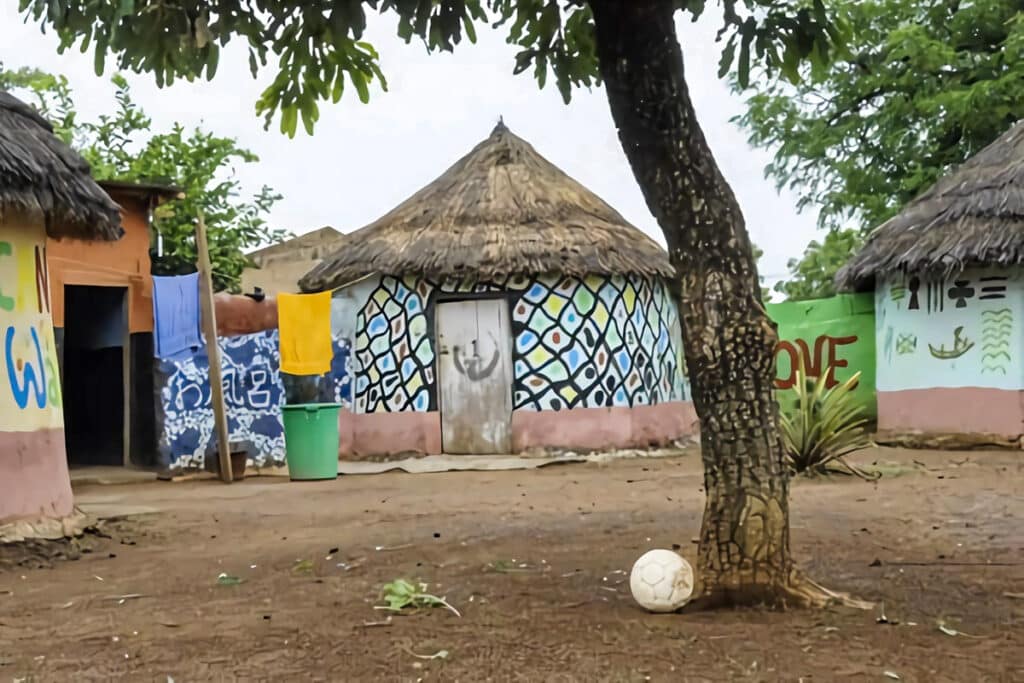 huttes ghanéennes joliment décorées