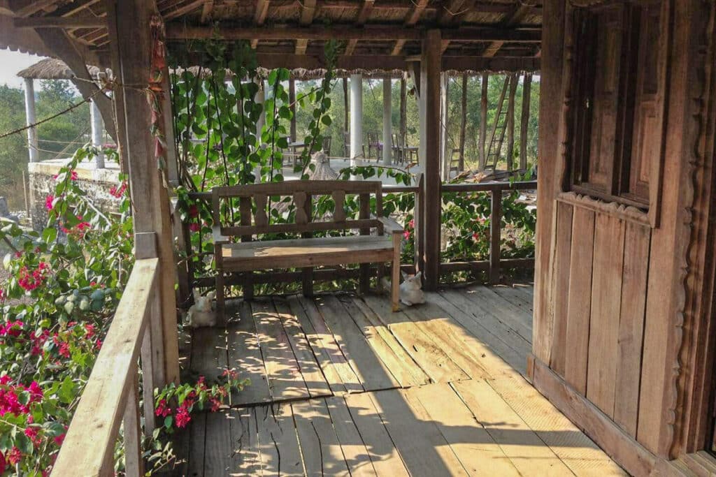 terrasse de maison en bois au Népal