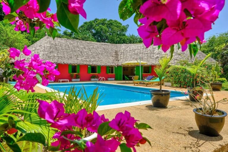 belle villa au toit de chaume en Côte d'Ivoire