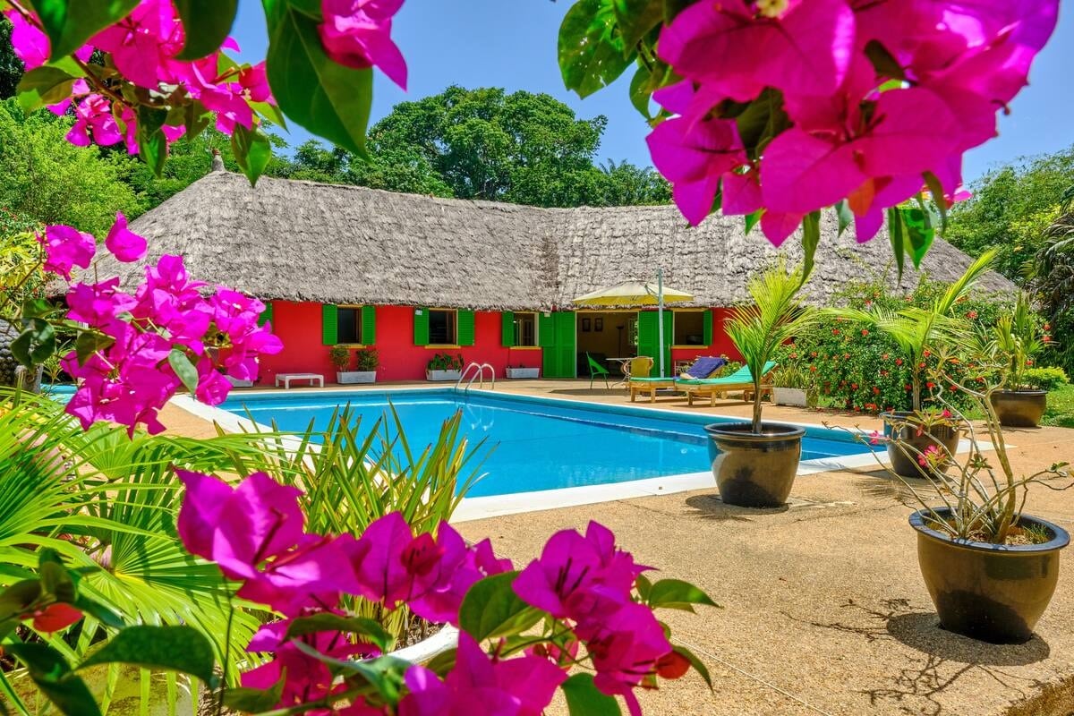 belle villa au toit de chaume en Côte d'Ivoire