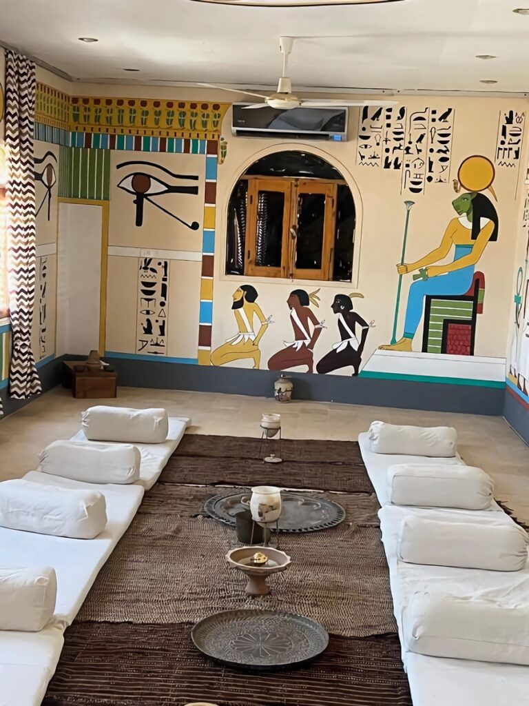 fresques égyptiennes intérieur Janat Elsahara hotel