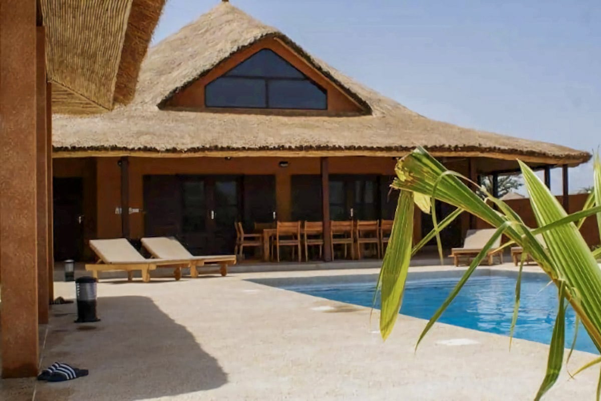 Villa au toit de chaume à Nianing