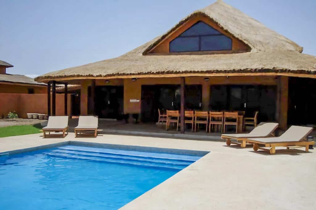 Villa au toit de chaume à Nianing