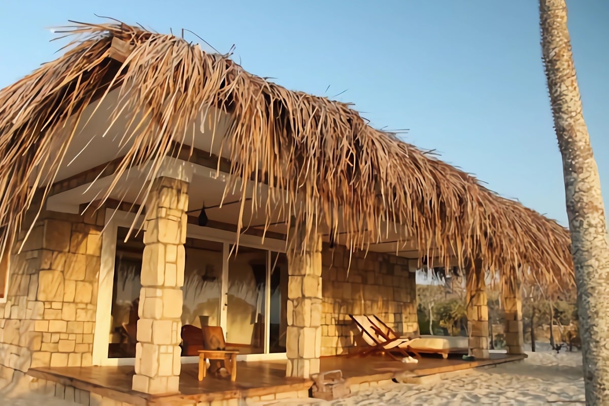 maison en pierre et toit de chaume à Madagascar