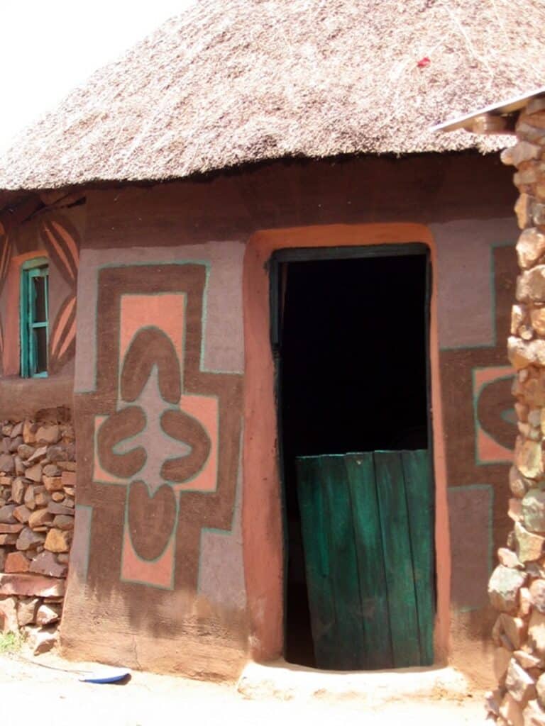 maison décorée basotho