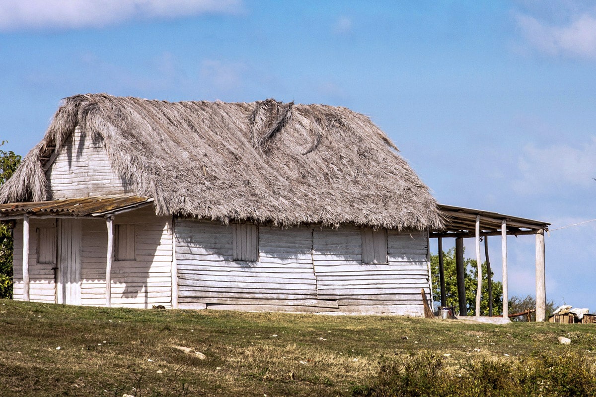 maison rurale en bois et toit de chaume à Cuba