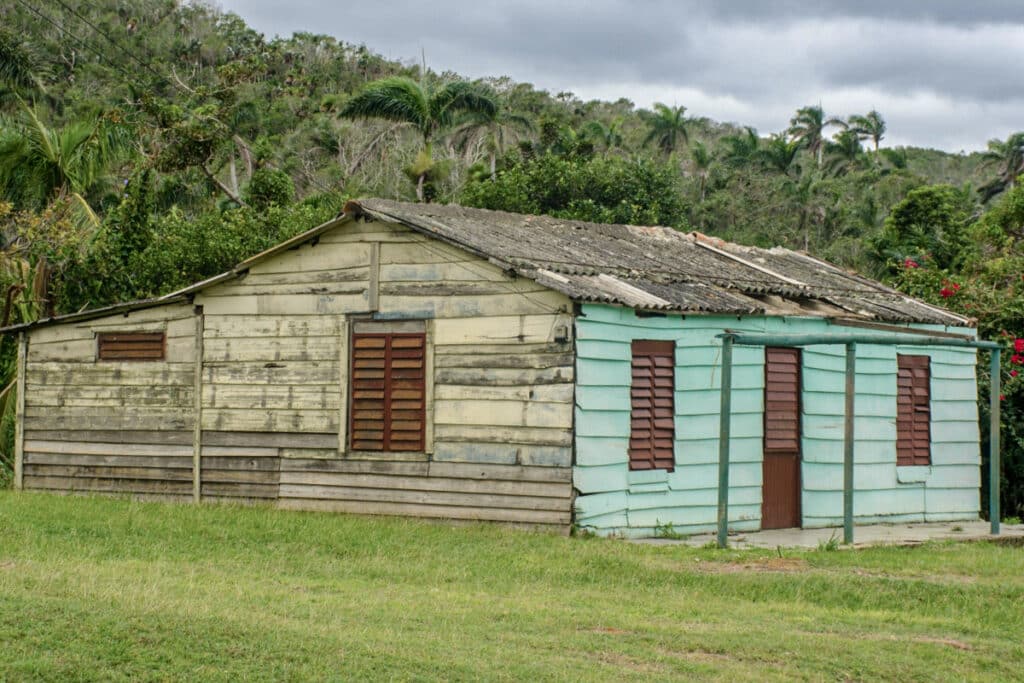 maison en bois colorée à Cuba
