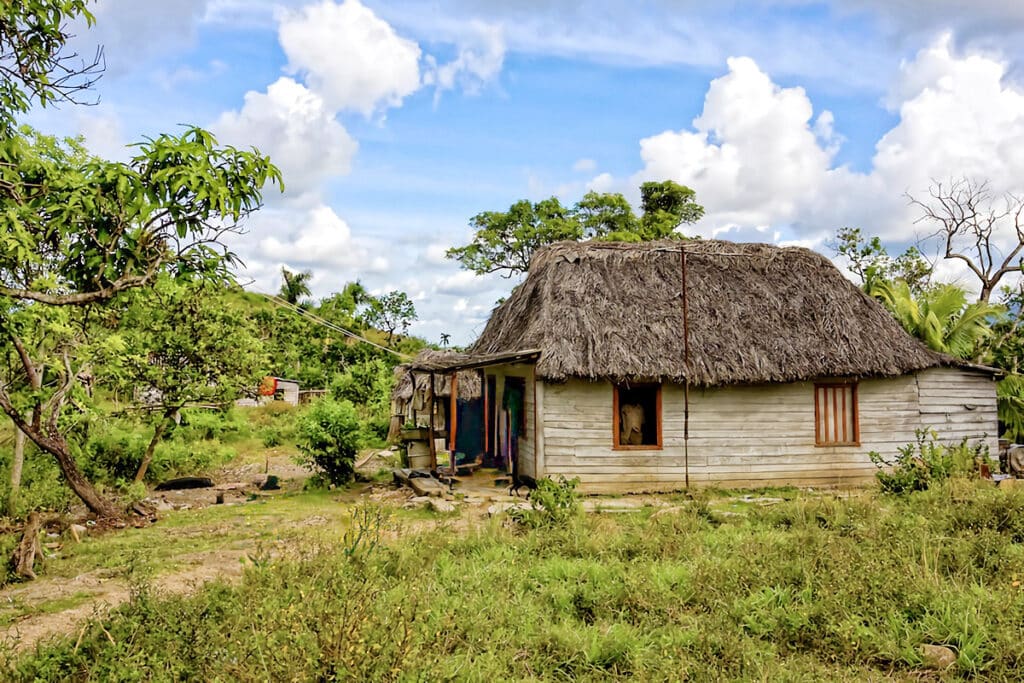 maison en bois et toit de chaume à Cuba