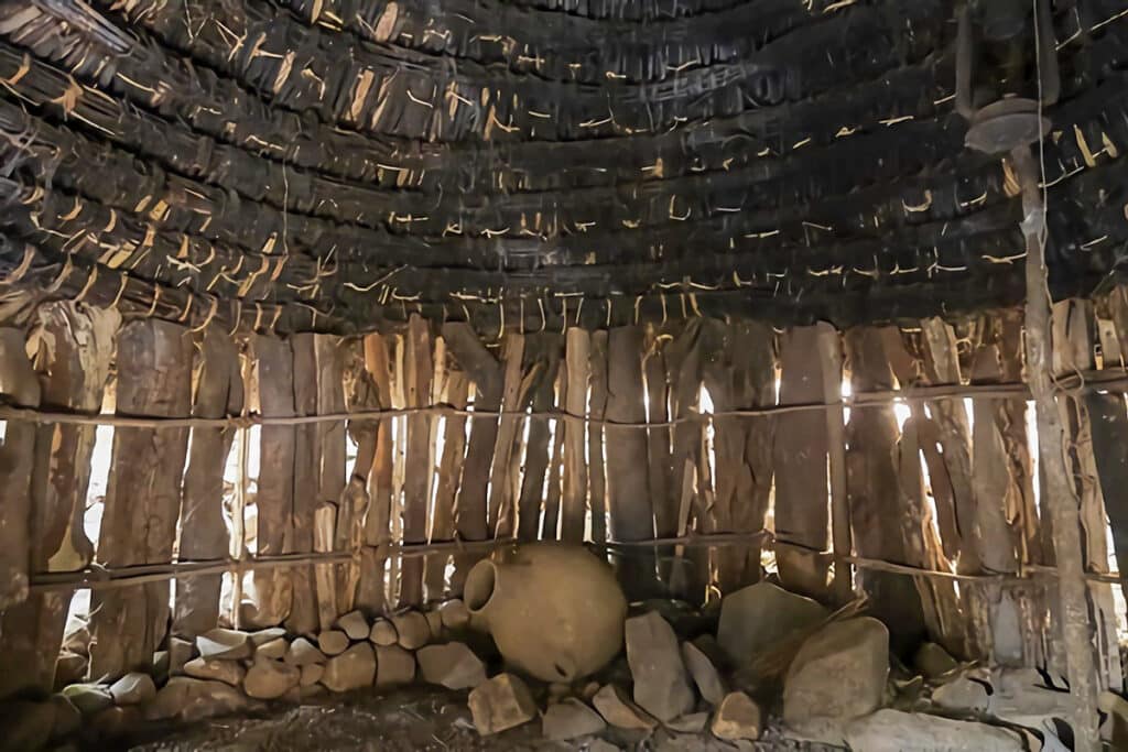 intérieur d'une hutte konso