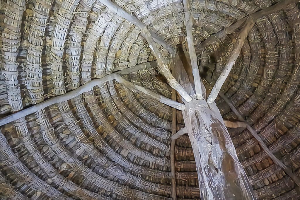 toiture intérieure d'une hutte konso