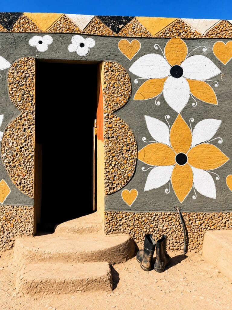 fleurs peintes sur un mur, litema