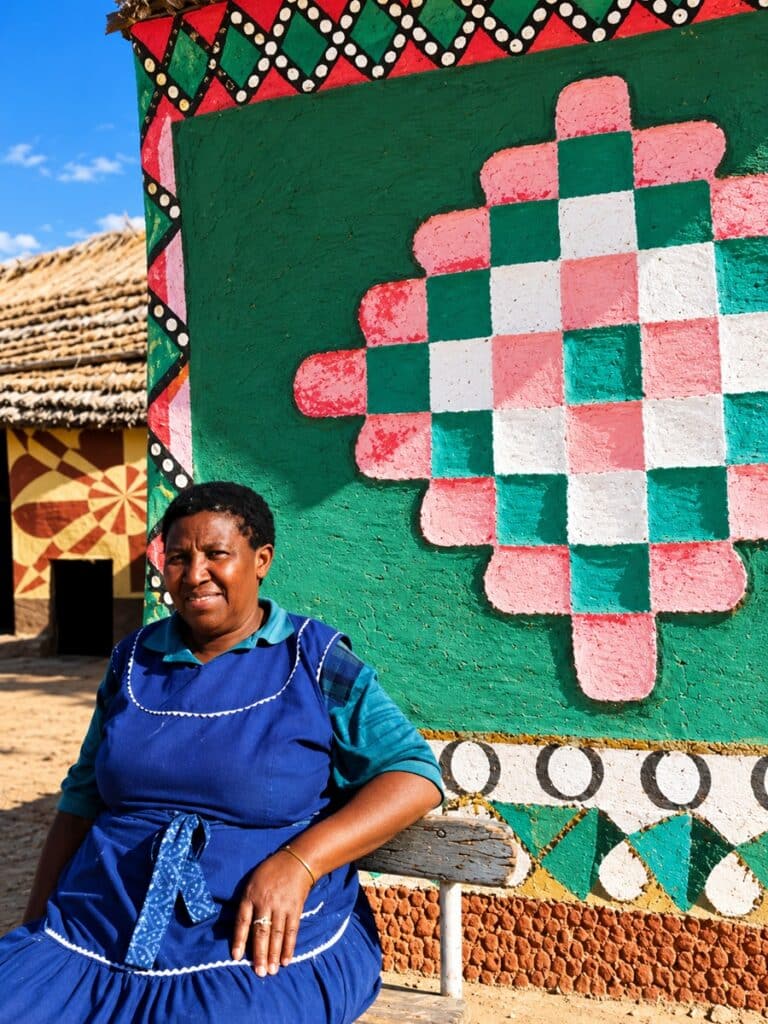 femme basotho devant une maison  peinte litema