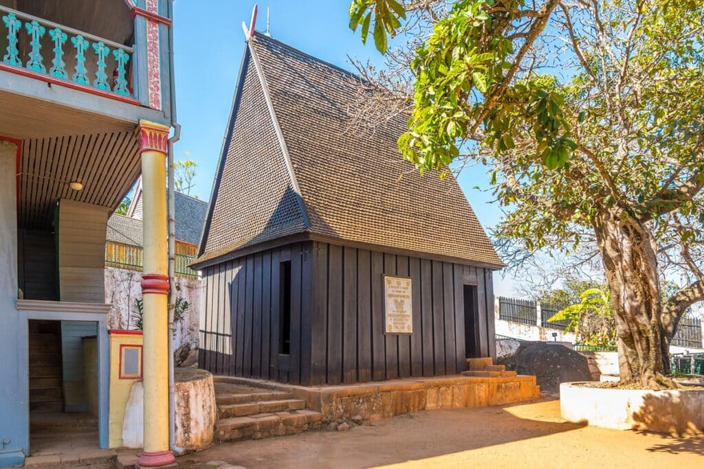 reconstruction d'une maison en bois des hautes terres malgaches