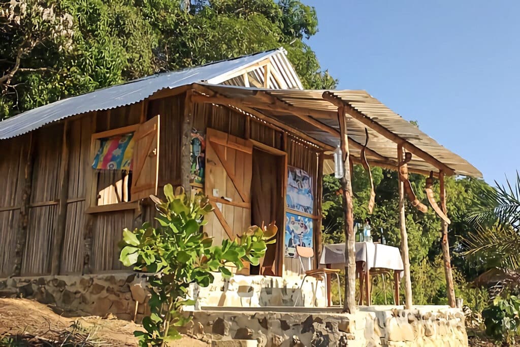 Petite maison malgache en bois de palissandre et toit de tôle