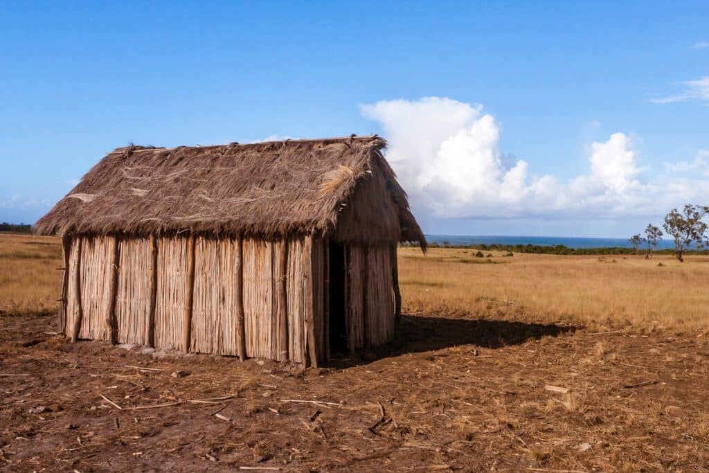 maison traditionnelle en matériel végétal à Madagascar